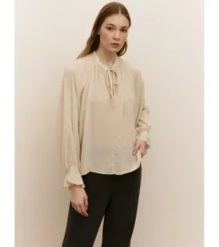 BLUSA LAZAD ESCOTE PICO