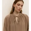 BLUSA LAZAD ESCOTE PICO