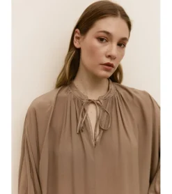 BLUSA LAZAD ESCOTE PICO