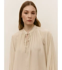 BLUSA LAZAD ESCOTE PICO