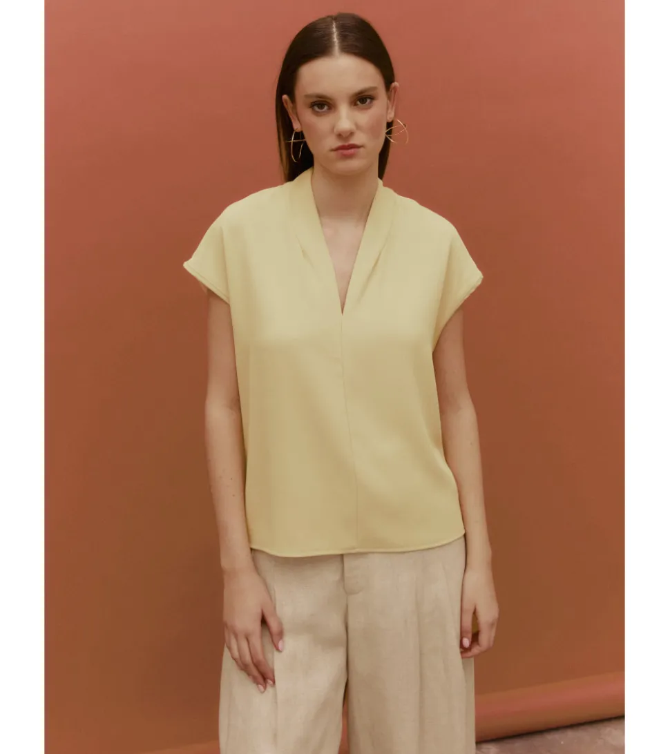 BLUSA ESCOTE PICO