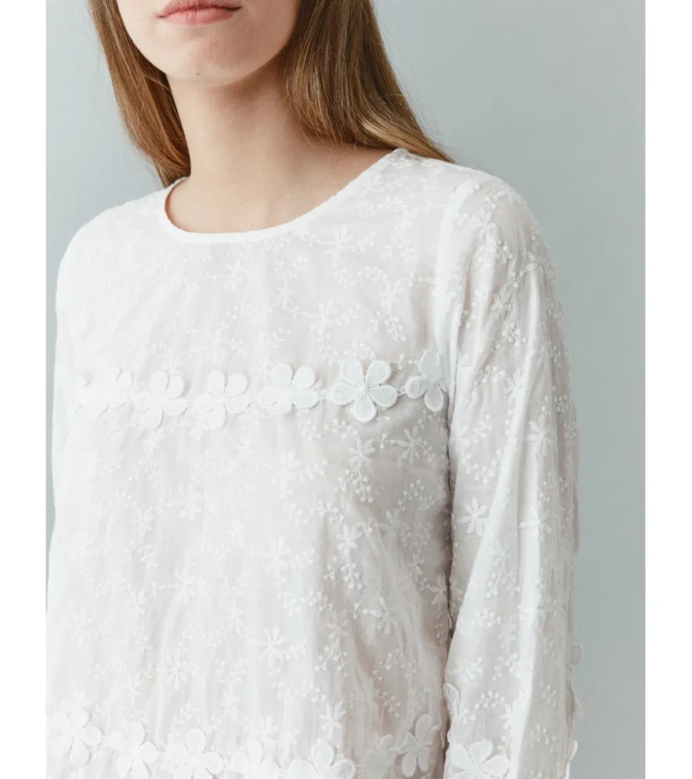 BLUSA FLORES BORDADAS