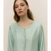 BLUSA SATINADA BOTONES