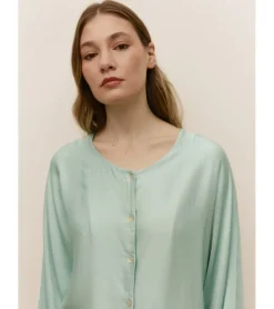 BLUSA SATINADA BOTONES