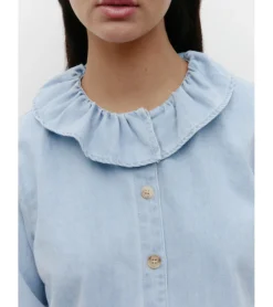 CAMISA DENIM CUELLO VOLANTE
