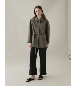 CHAQUETA CON CINTURÓN